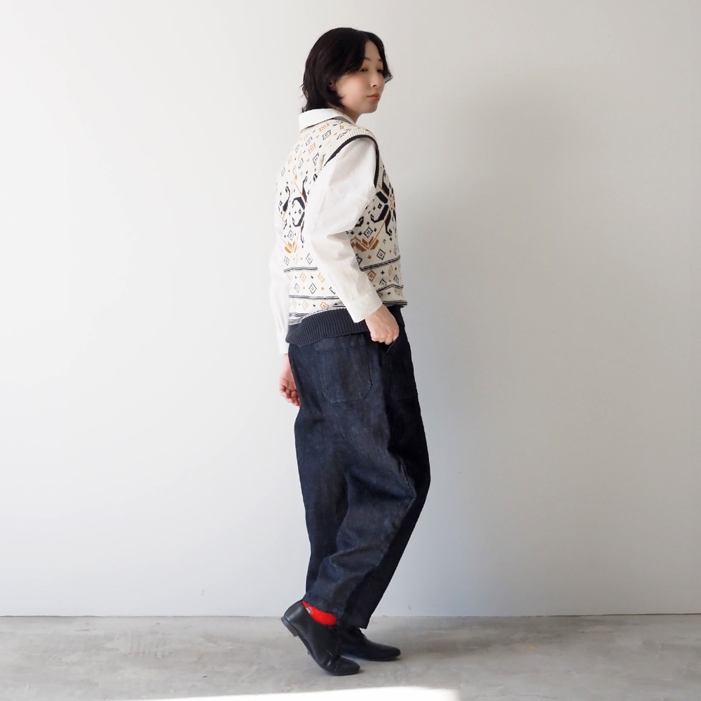 コンパクトヤーン 雪柄ケーブルベスト　ベストを着た女性の全身