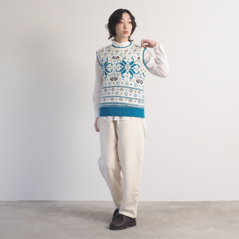 コンパクトヤーン 雪柄ケーブルベスト　ベストを着た女性の全身