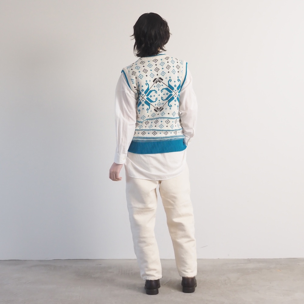 コンパクトヤーン 雪柄ケーブルベスト　ベストを着た女性の全身