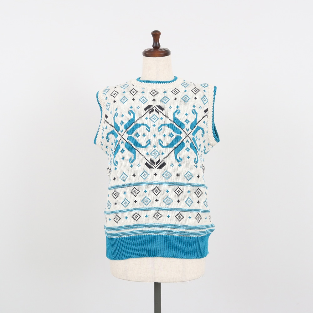 コンパクトヤーン 雪柄ケーブルベスト　ベストの正面ディティール