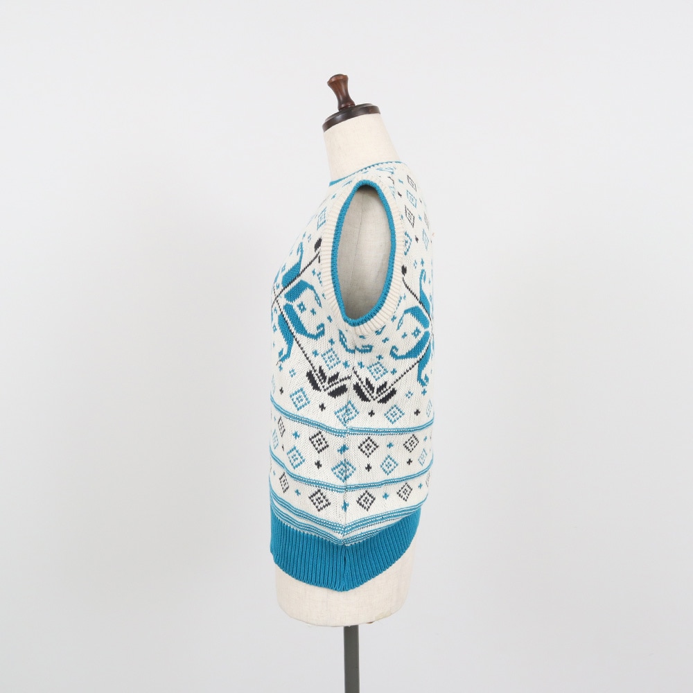 コンパクトヤーン 雪柄ケーブルベスト　ベストの正面ディティール