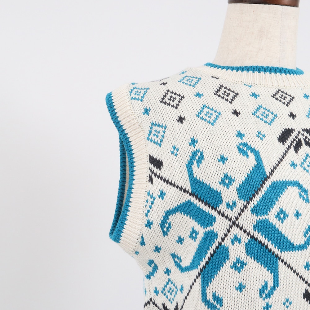 コンパクトヤーン 雪柄ケーブルベスト　ベストの正面ディティール