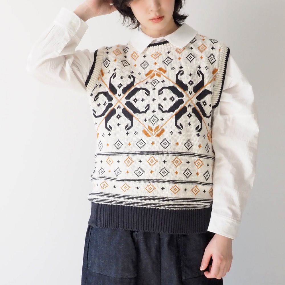 コンパクトヤーン 雪柄ケーブルベスト　ベストを着た女性の正面
