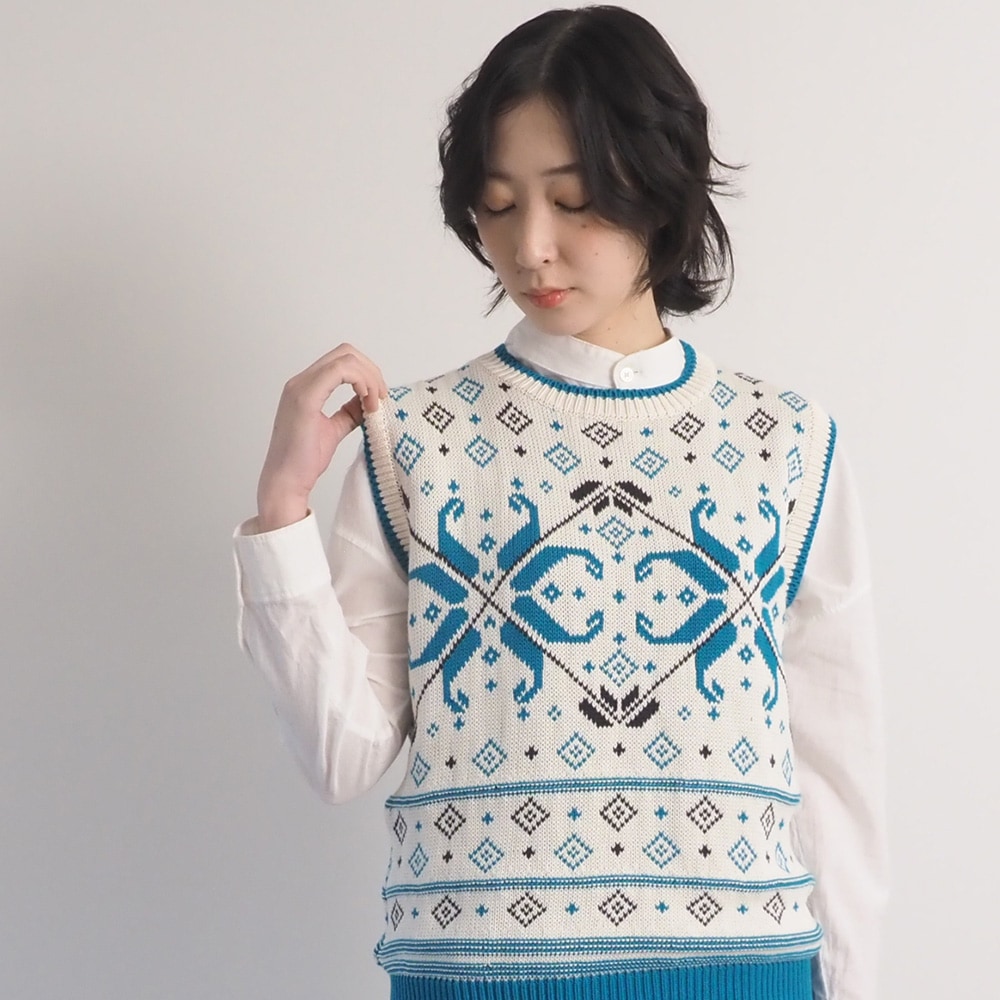 コンパクトヤーン 雪柄ケーブルベスト　ベストを着た女性の正面