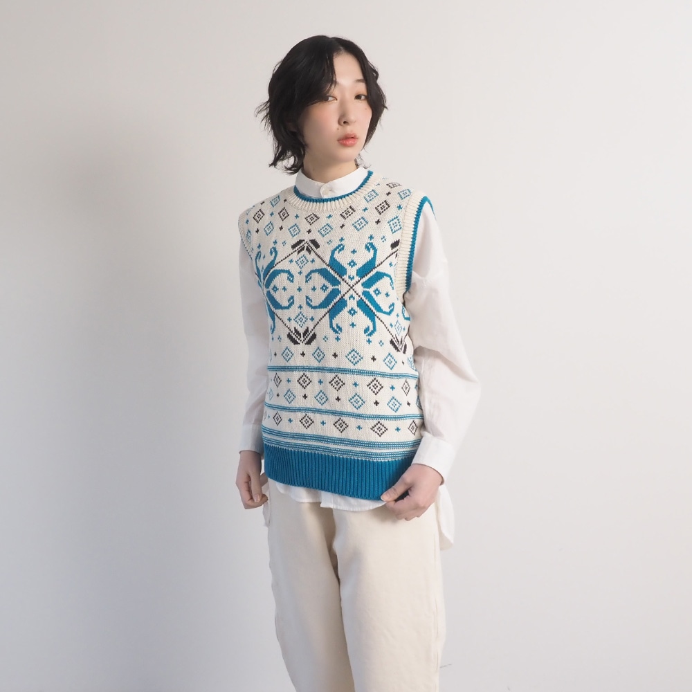 コンパクトヤーン 雪柄ケーブルベスト　ベストを着た女性の正面