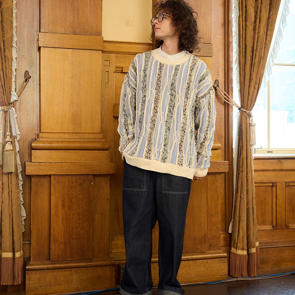 マーブルウェーブ クルーネックニット ニットを着た男性の全身