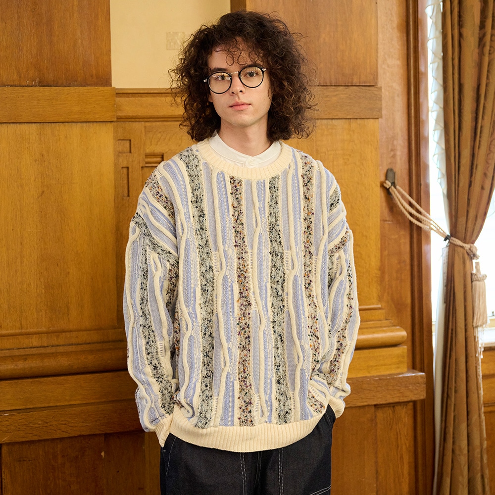 マーブルウェーブ クルーネックニット ニットを着た男性の正面