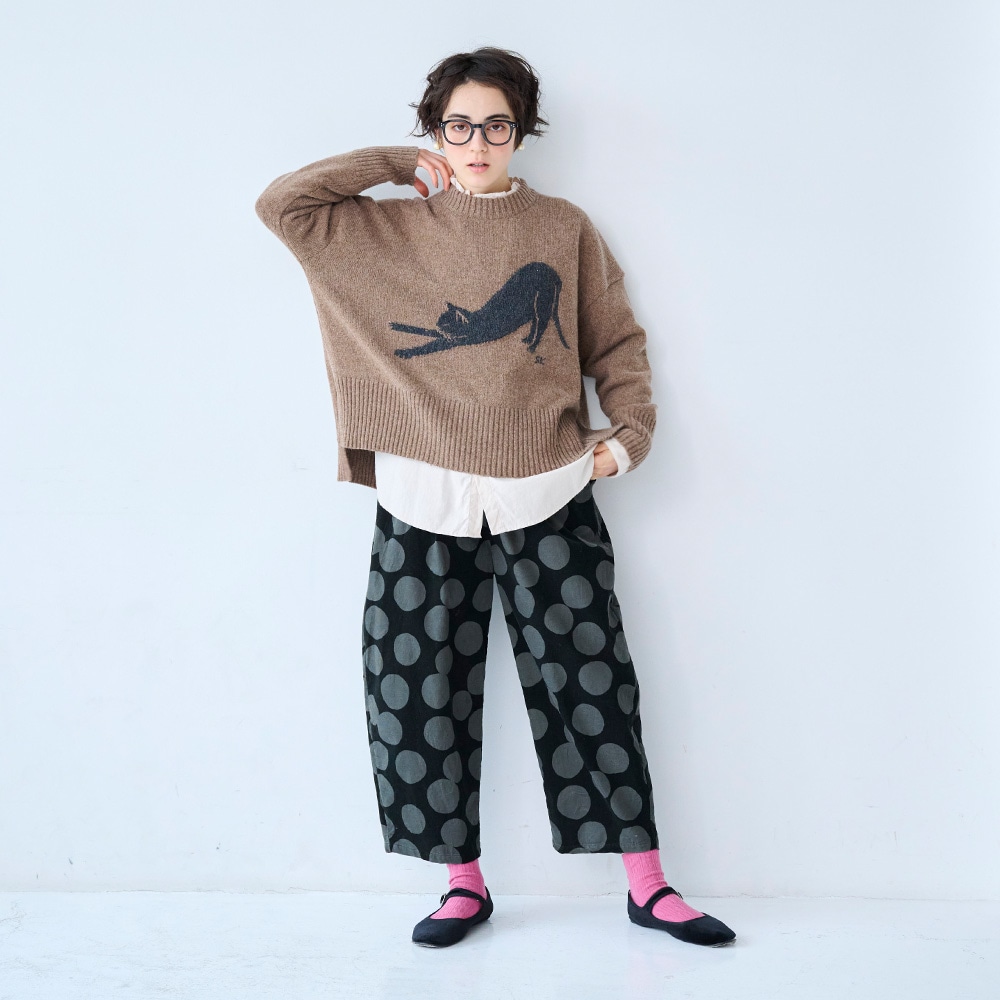 エアーヤーンコットン 伸び猫コモドニット ニットを着た女性の全身