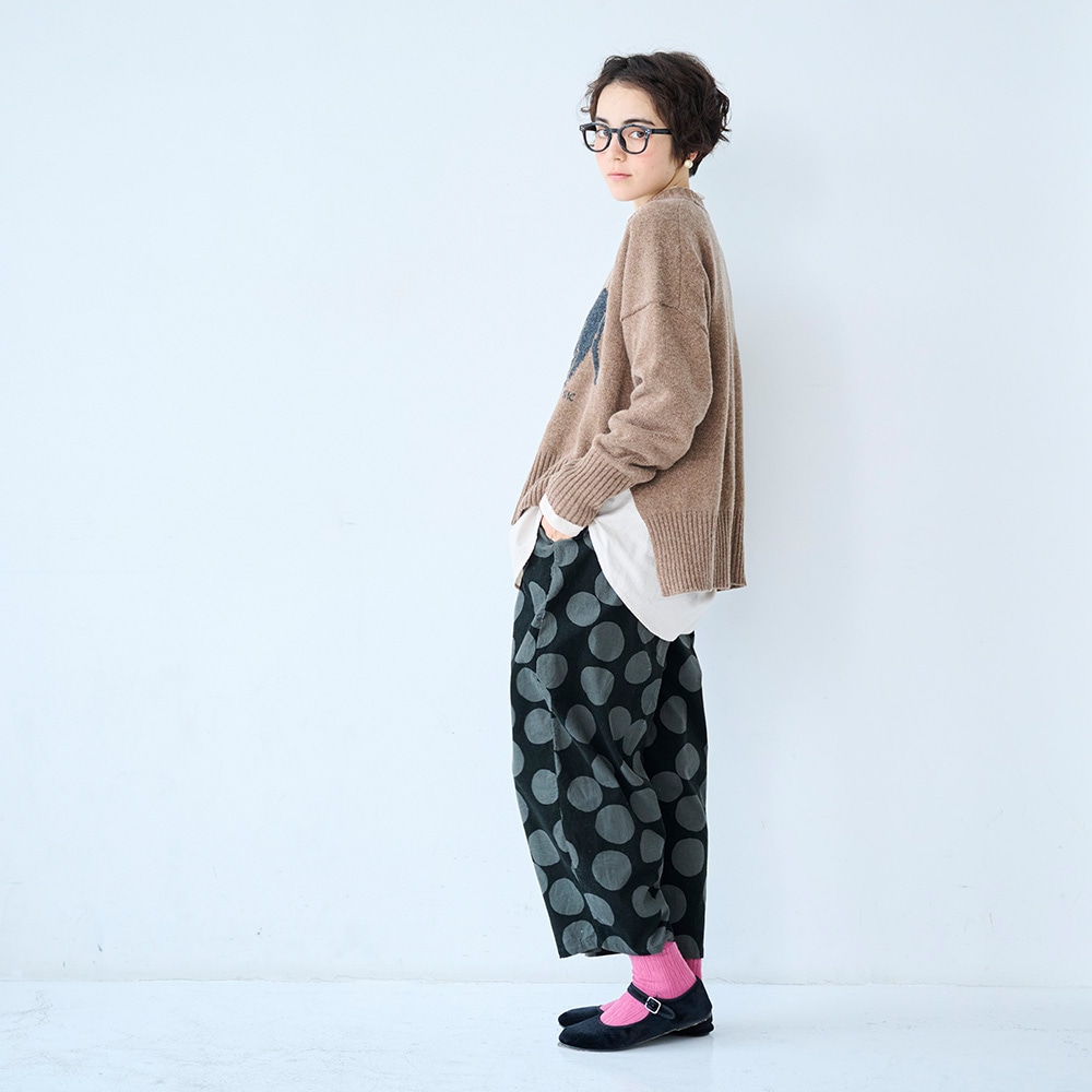 エアーヤーンコットン 伸び猫コモドニット ニットを着た女性の全身