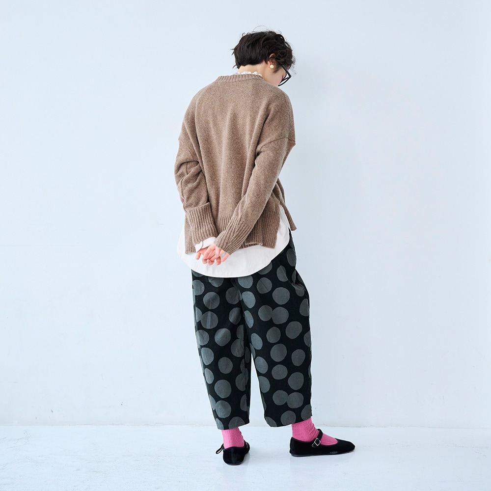 エアーヤーンコットン 伸び猫コモドニット ニットを着た女性の全身