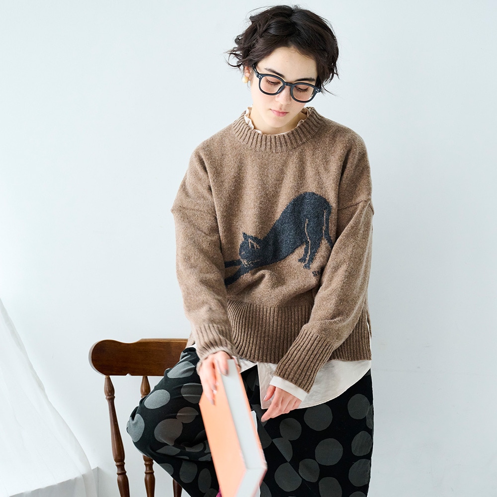 エアーヤーンコットン 伸び猫コモドニット ニットを着た女性の正面