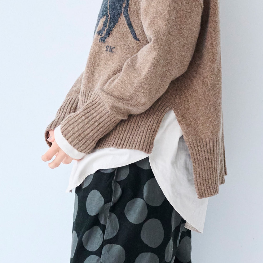 エアーヤーンコットン 伸び猫コモドニット ニットを着た女性の正面