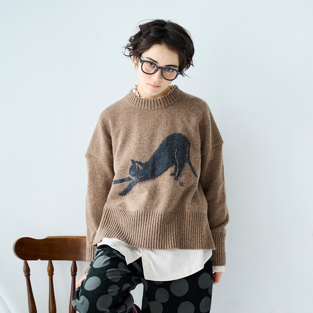 エアーヤーンコットン 伸び猫コモドニット ニットを着た女性の正面