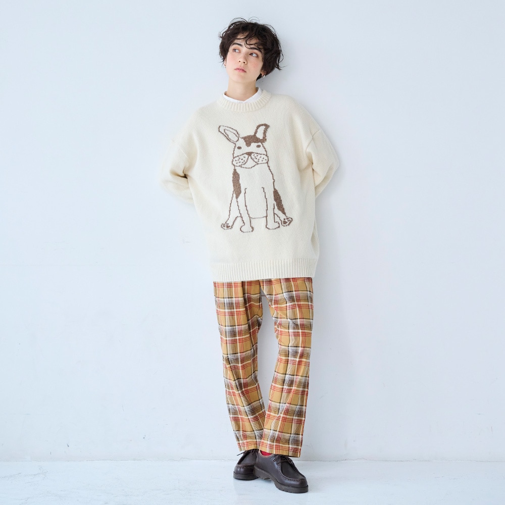 エアーヤーンコットン フレンチブルゆったりニット ニットを着た女性の全身