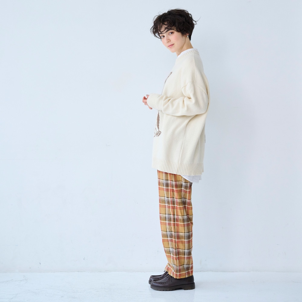 エアーヤーンコットン フレンチブルゆったりニット ニットを着た女性の全身