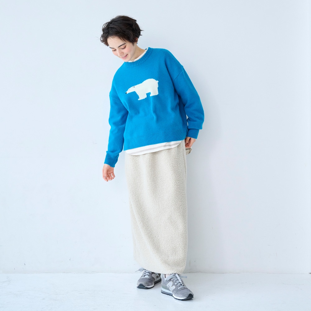 タスマニアラム KUMA knit　ニットを着た女性の全身