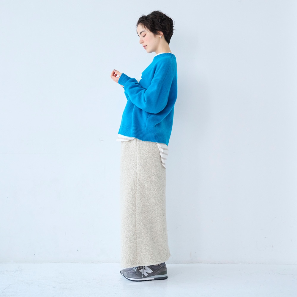 タスマニアラム KUMA knit　ニットを着た女性の全身