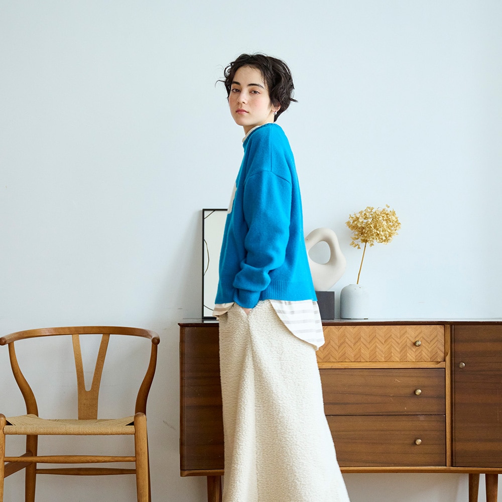 タスマニアラム KUMA knit　ニットを着た女性の正面