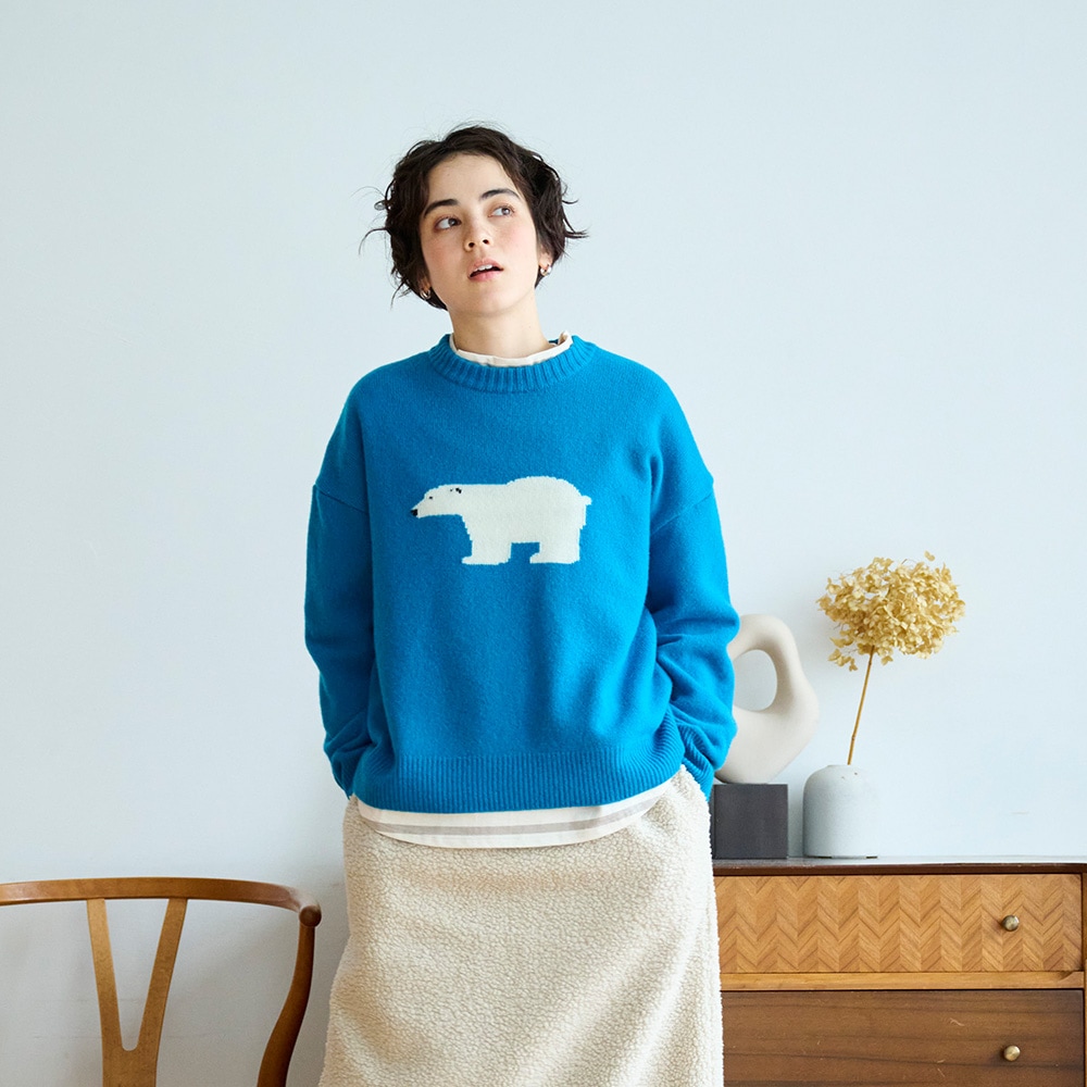 タスマニアラム KUMA knit　ニットを着た女性の正面