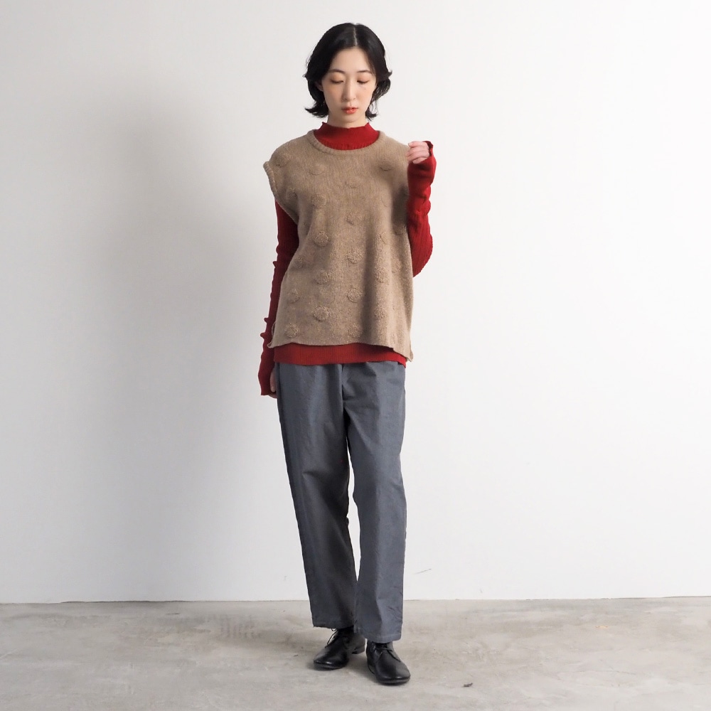 タスマニアラム パイルドットニットベスト　ベストを着た女性の全身