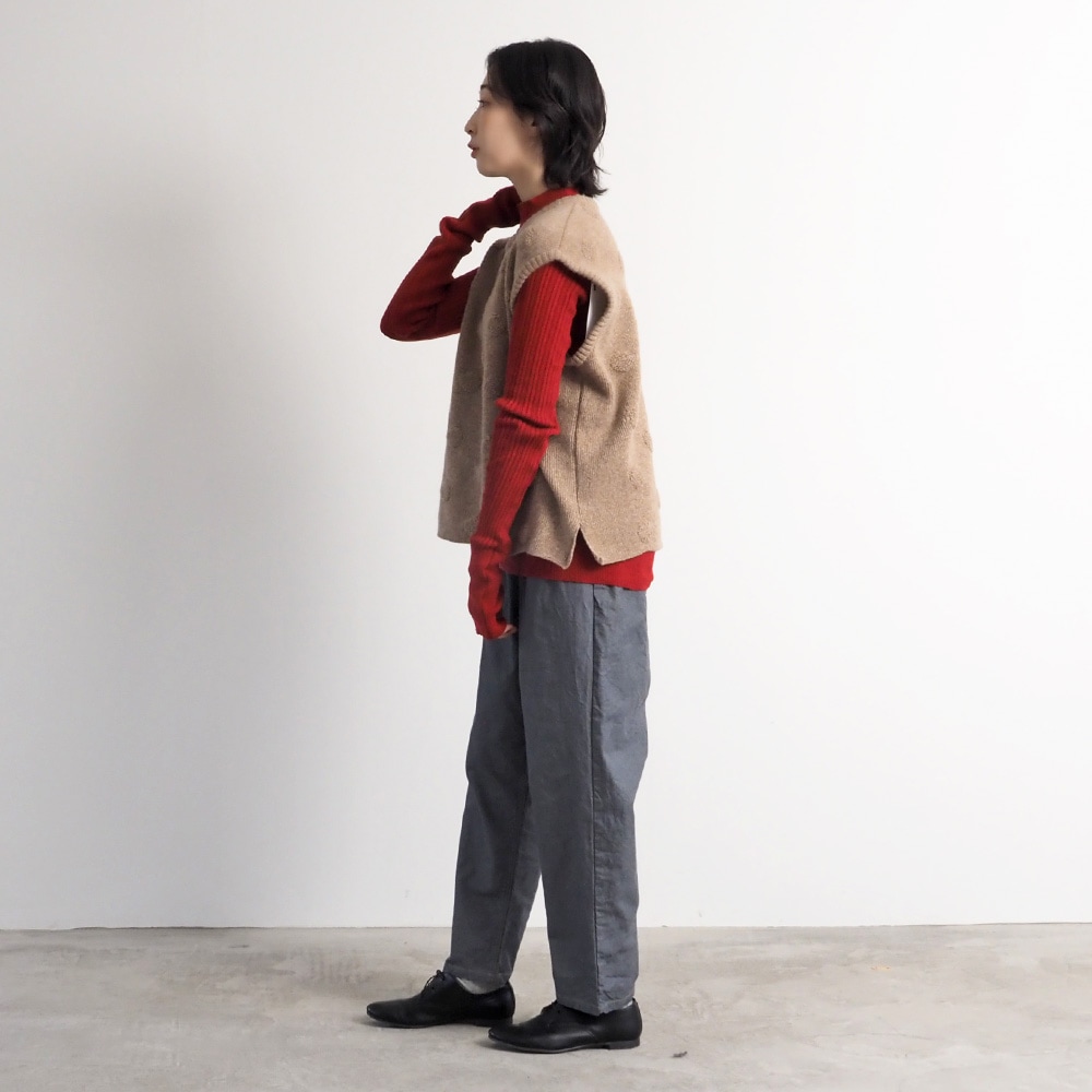 タスマニアラム パイルドットニットベスト　ベストを着た女性の全身