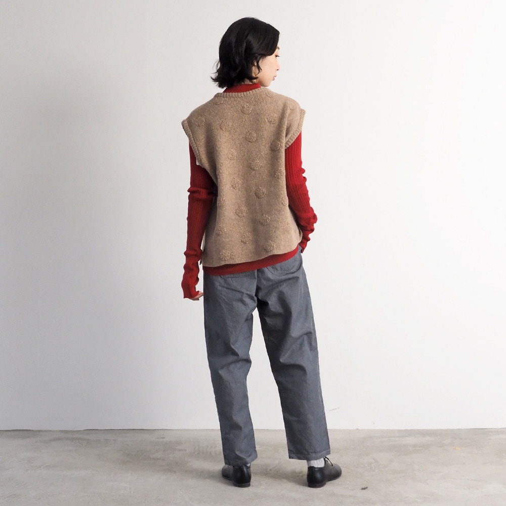 タスマニアラム パイルドットニットベスト　ベストを着た女性の全身