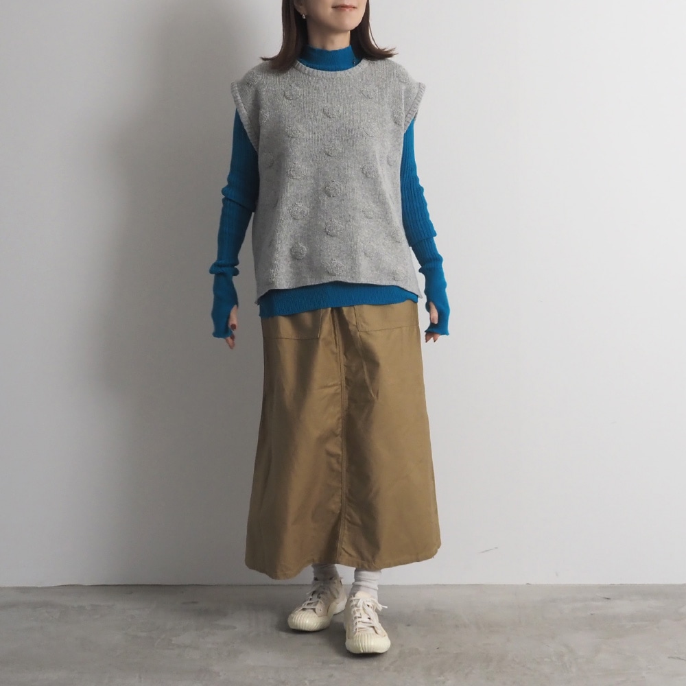 タスマニアラム パイルドットニットベスト　ベストを着た女性の全身