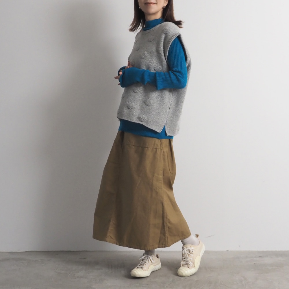 タスマニアラム パイルドットニットベスト　ベストを着た女性の全身