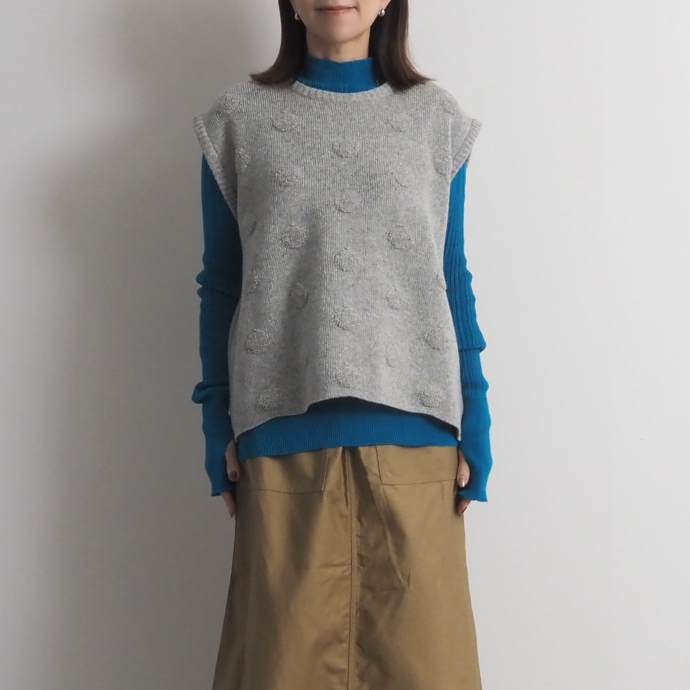 タスマニアラム パイルドットニットベスト　ベストを着た女性の全身