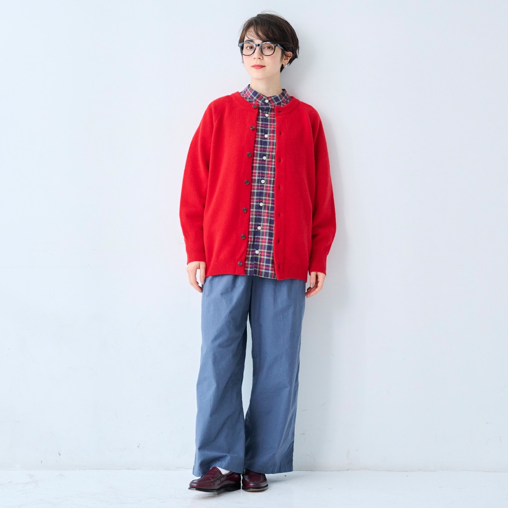 タスマニアラムプレミアム セントラルカーディガン　カーディガンを着た女性の全身