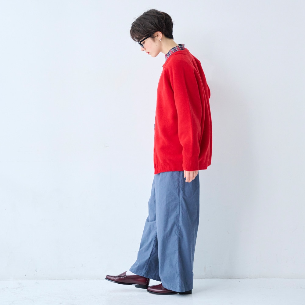 タスマニアラムプレミアム セントラルカーディガン　カーディガンを着た女性の全身