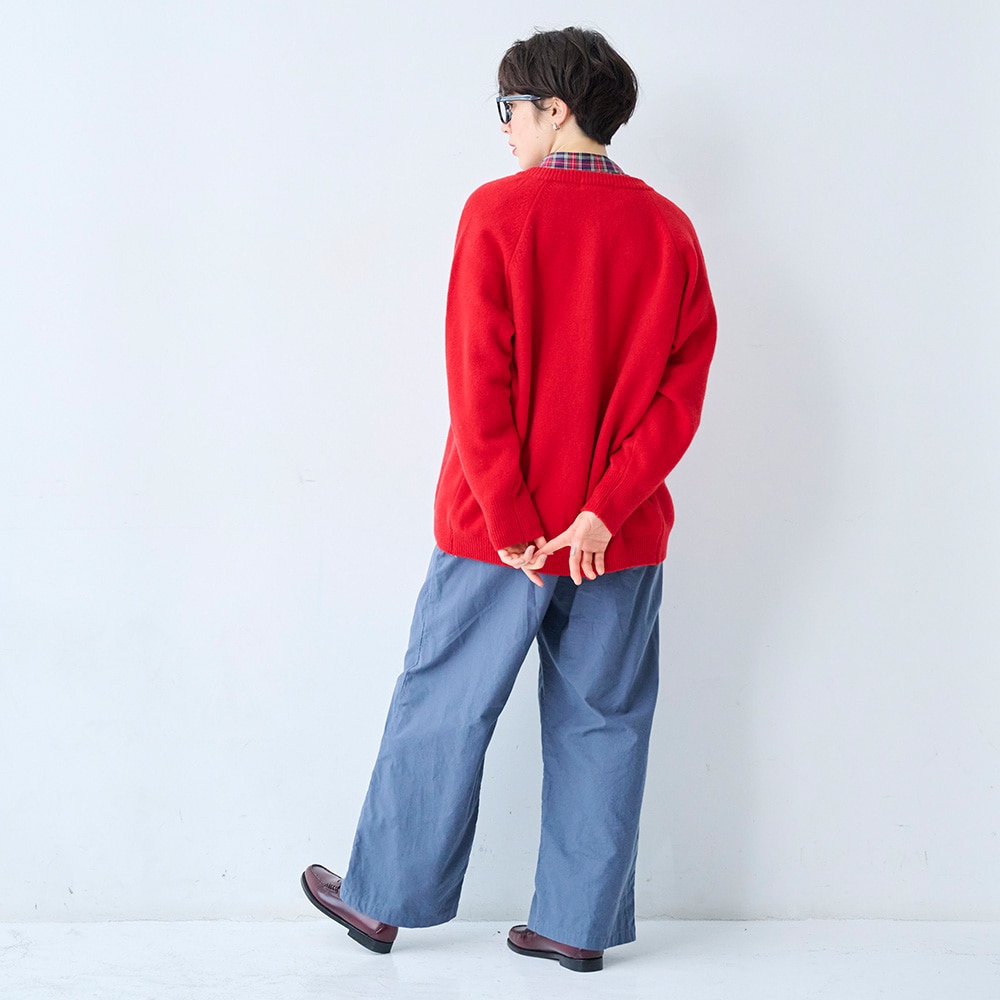 タスマニアラムプレミアム セントラルカーディガン　カーディガンを着た女性の全身