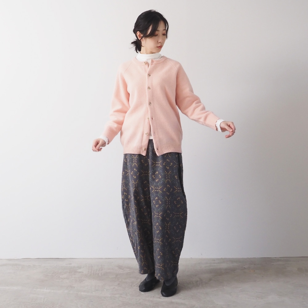 タスマニアラムプレミアム セントラルカーディガン　カーディガンを着た女性の全身