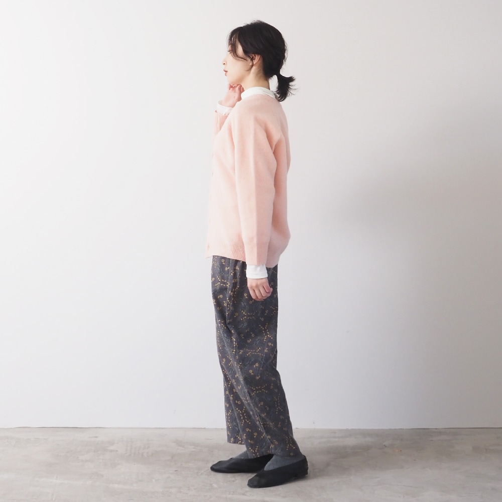 タスマニアラムプレミアム セントラルカーディガン　カーディガンを着た女性の全身