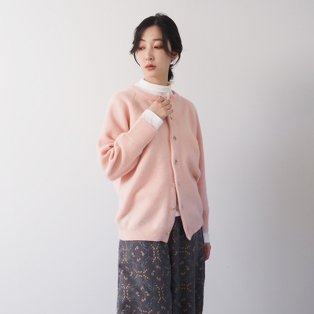 タスマニアラムプレミアム セントラルカーディガン　カーディガンを着た女性の全身