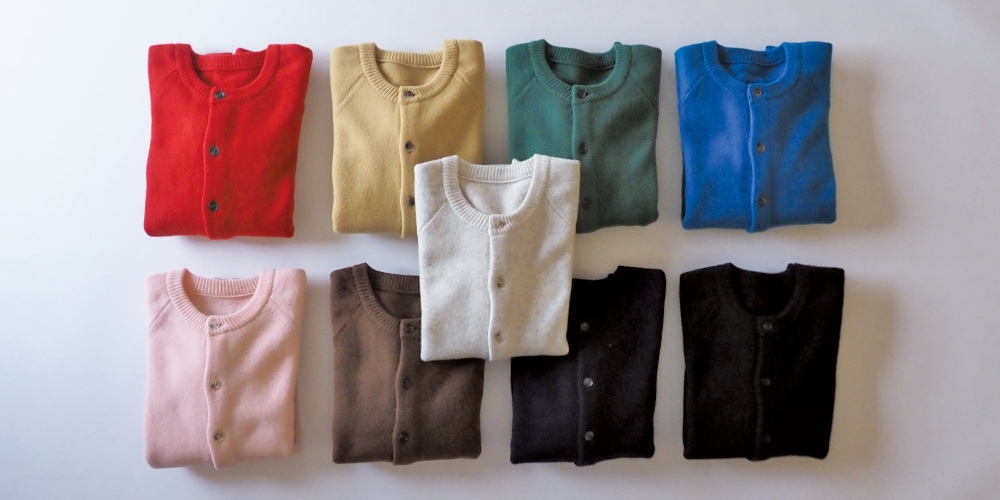 タスマニアラムプレミアム セントラルカーディガン　カーディガンを着た女性の正面