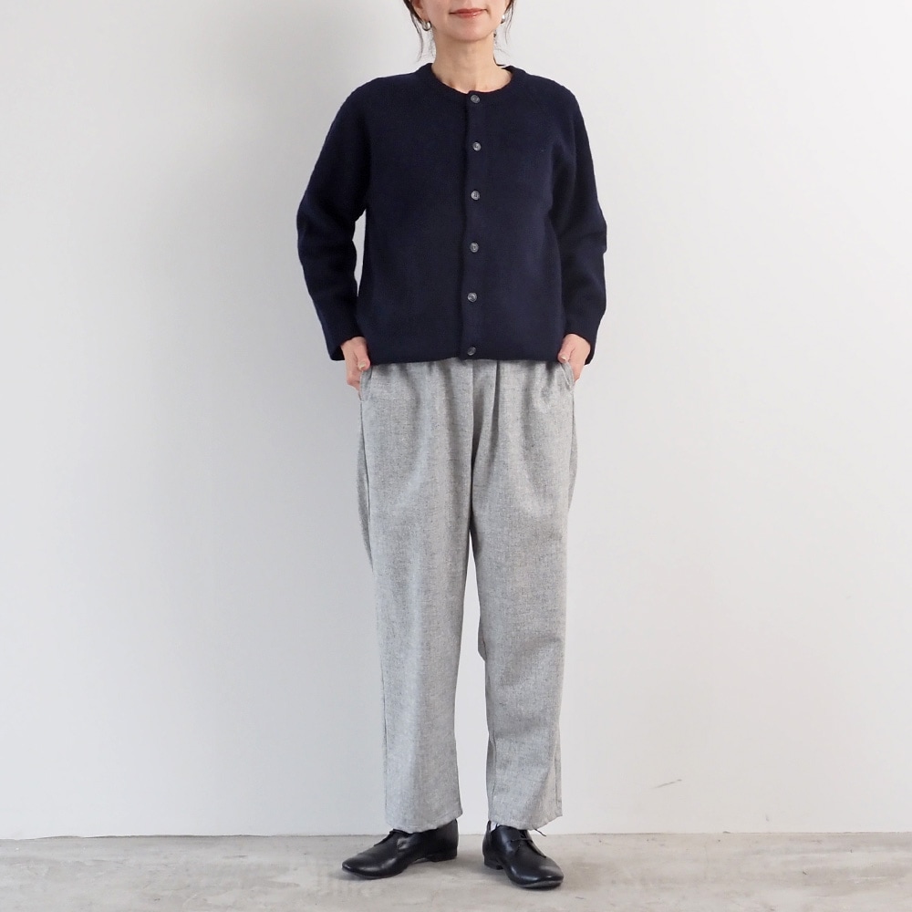 タスマニアラムプレミアム セントラルカーディガン　カーディガンを着た女性の全身