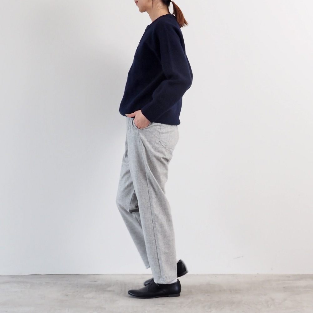 タスマニアラムプレミアム セントラルカーディガン　カーディガンを着た女性の全身