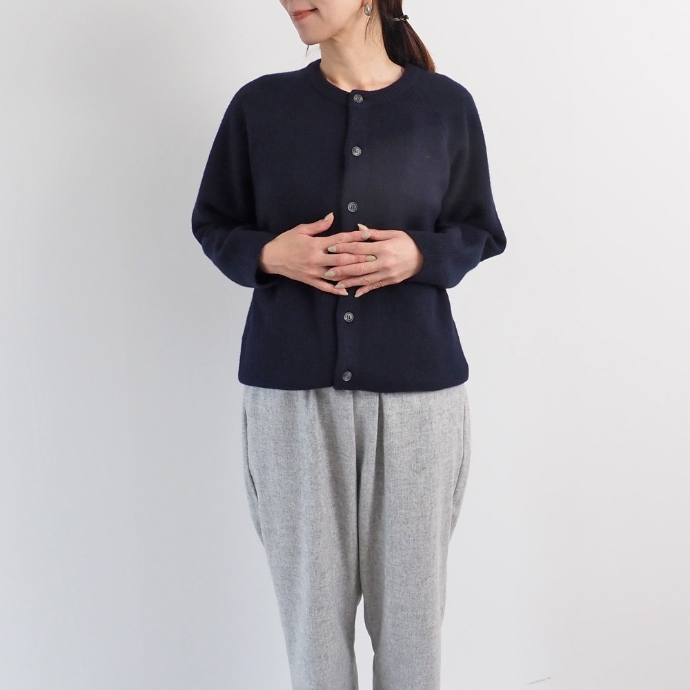 タスマニアラムプレミアム セントラルカーディガン　カーディガンを着た女性の全身