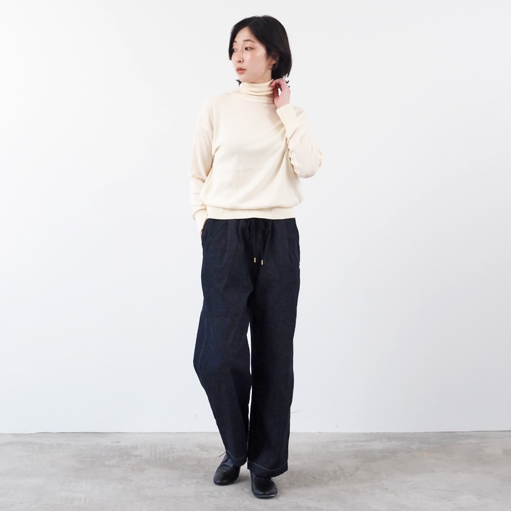 ムースヤーン タートルネックニット　ニットを着た女性の全身