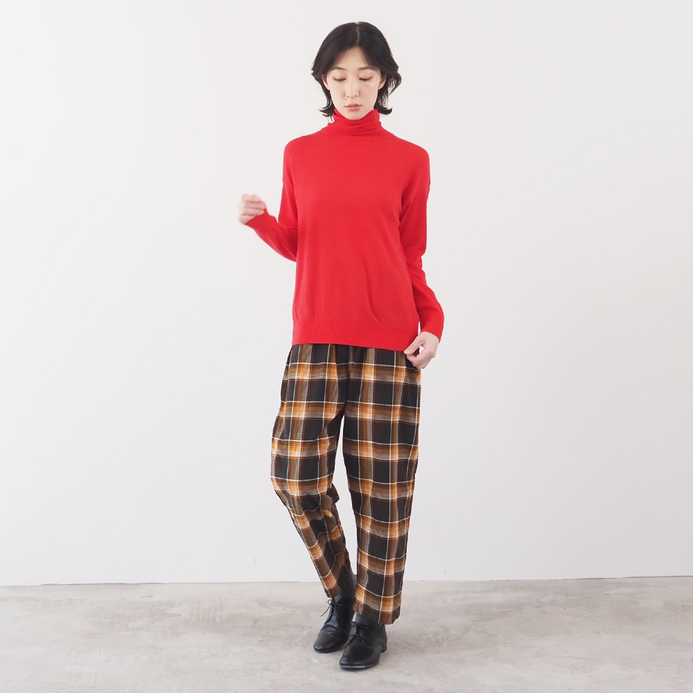 ムースヤーン タートルネックニット　ニットを着た女性の全身