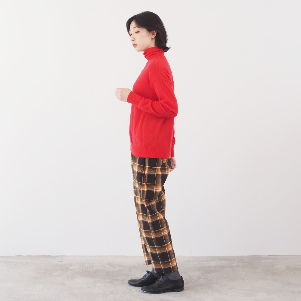 ムースヤーン タートルネックニット　ニットを着た女性の全身