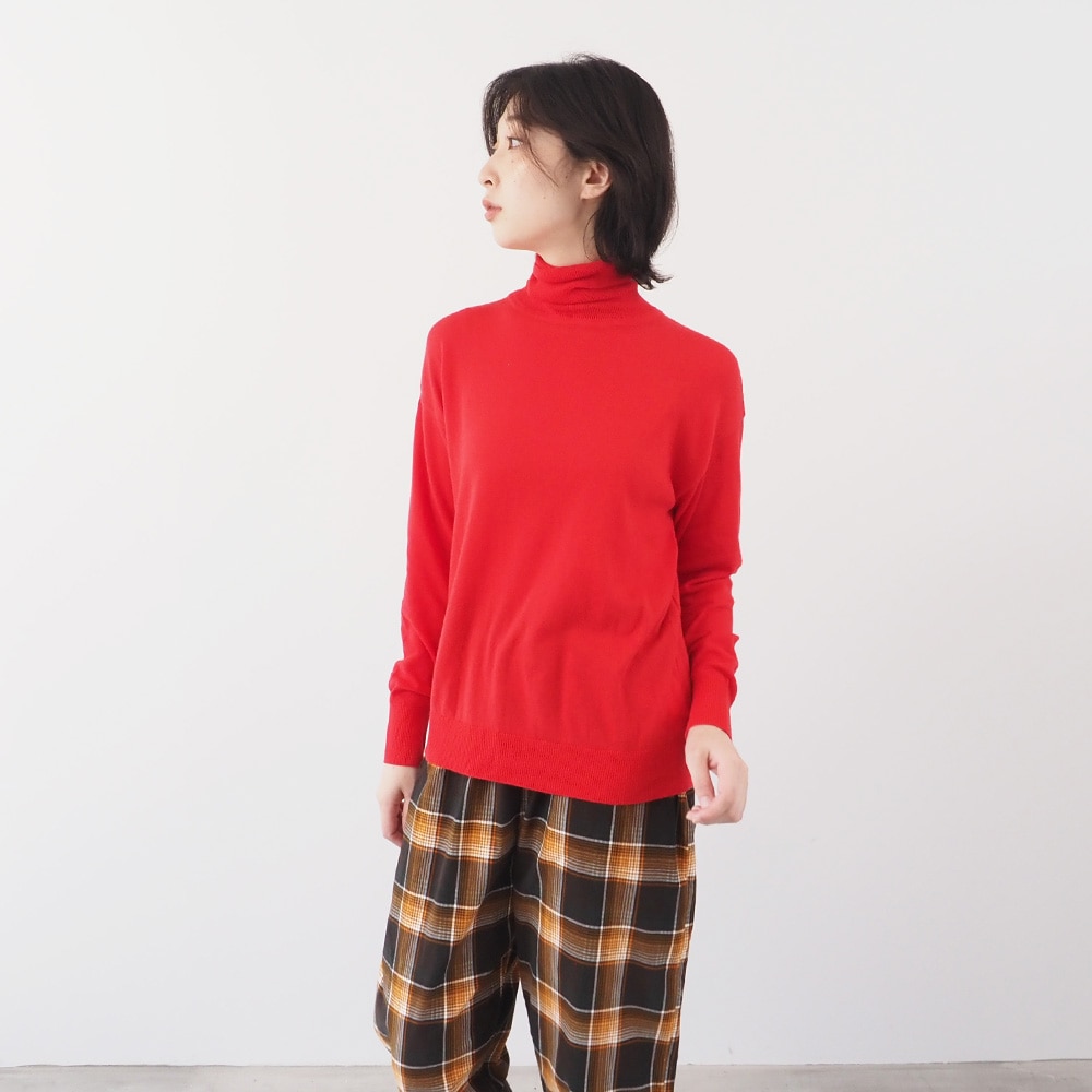 ムースヤーン タートルネックニット　ニットを着た女性の全身
