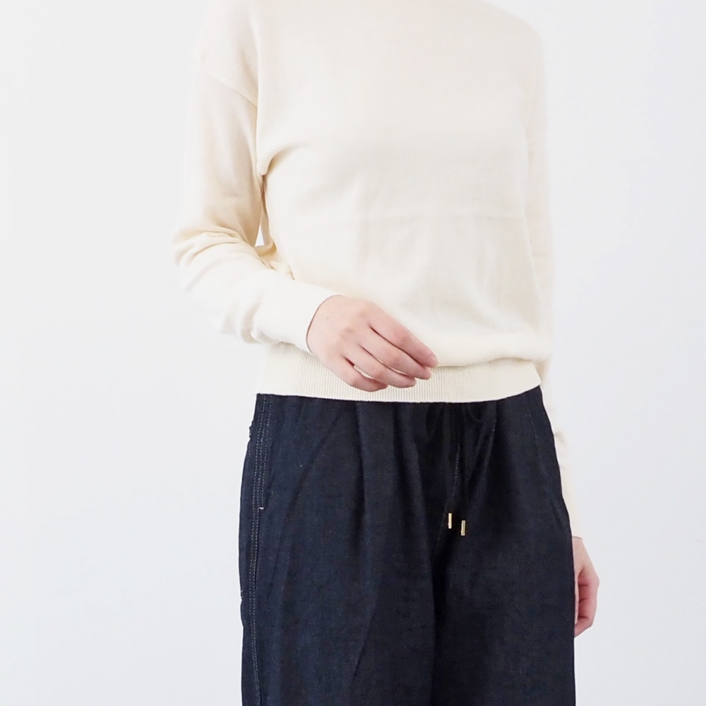 ムースヤーン タートルネックニット　ニットを着た女性の正面