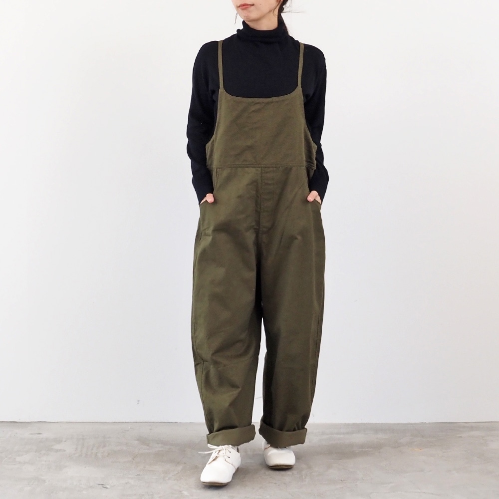 ムースヤーン タートルネックニット　ニットを着た女性の全身