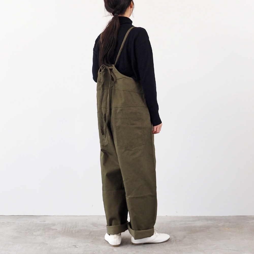 ムースヤーン タートルネックニット　ニットを着た女性の全身