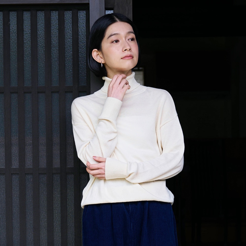 ムースヤーン タートルネックニット　ニットを着た女性の正面