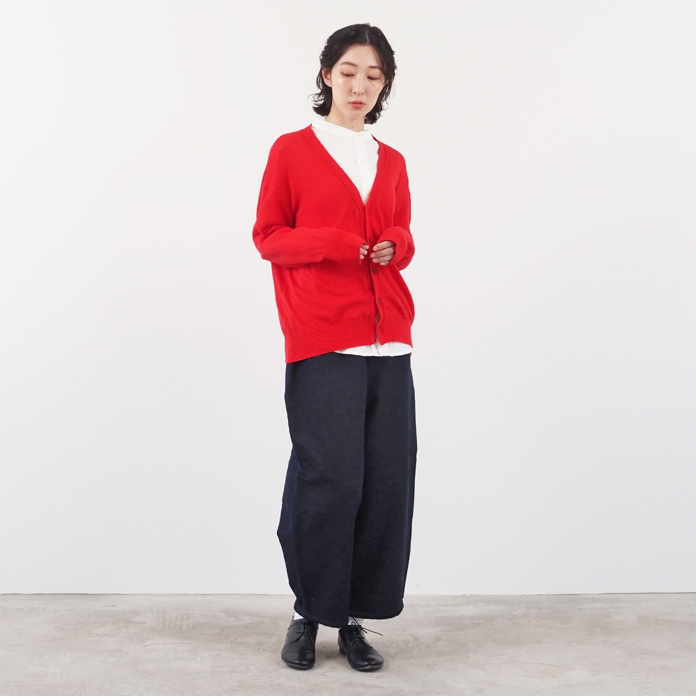 ムースヤーン　Vニットカーデ　カーディガンを着た女性の全身