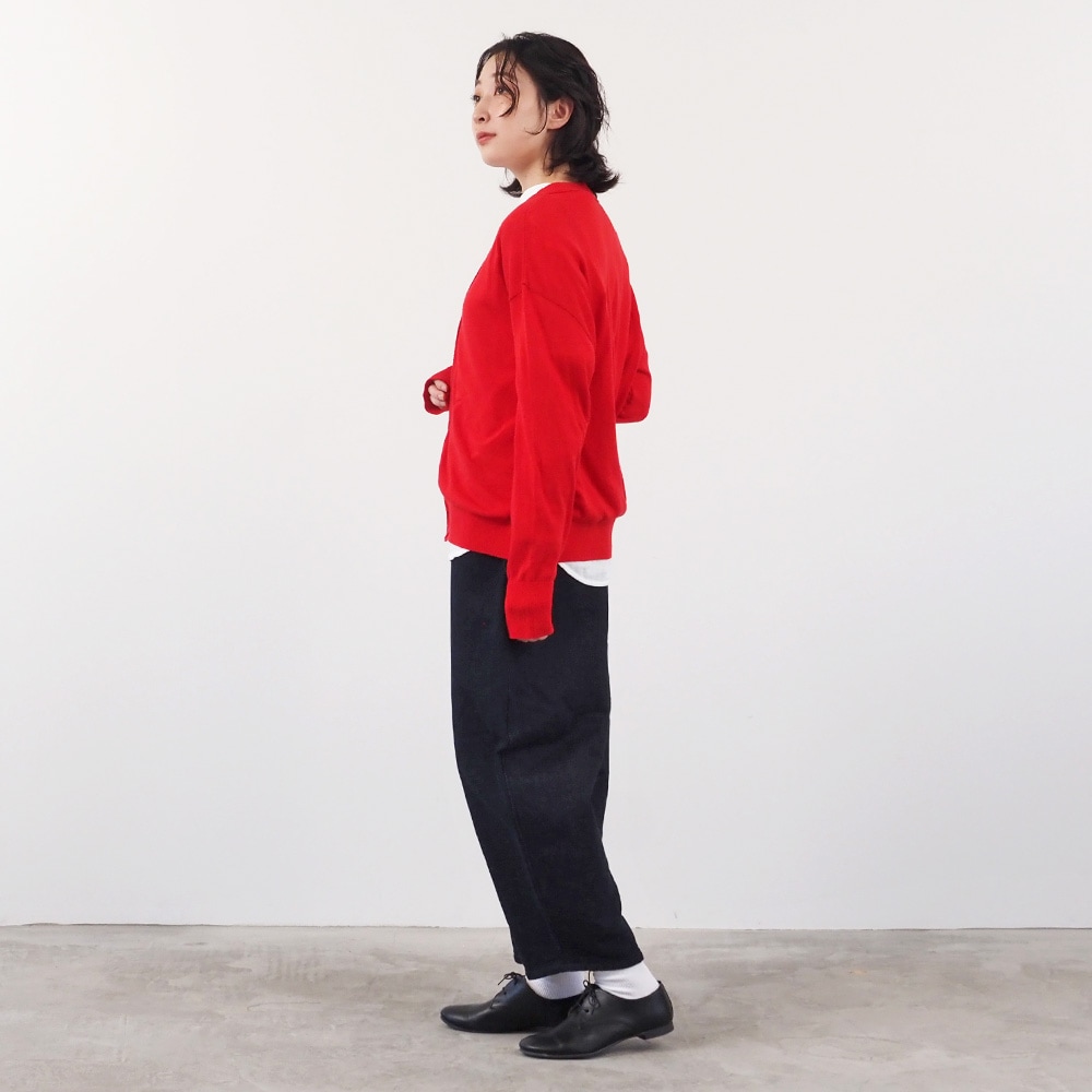 ムースヤーン　Vニットカーデ　カーディガンを着た女性の全身