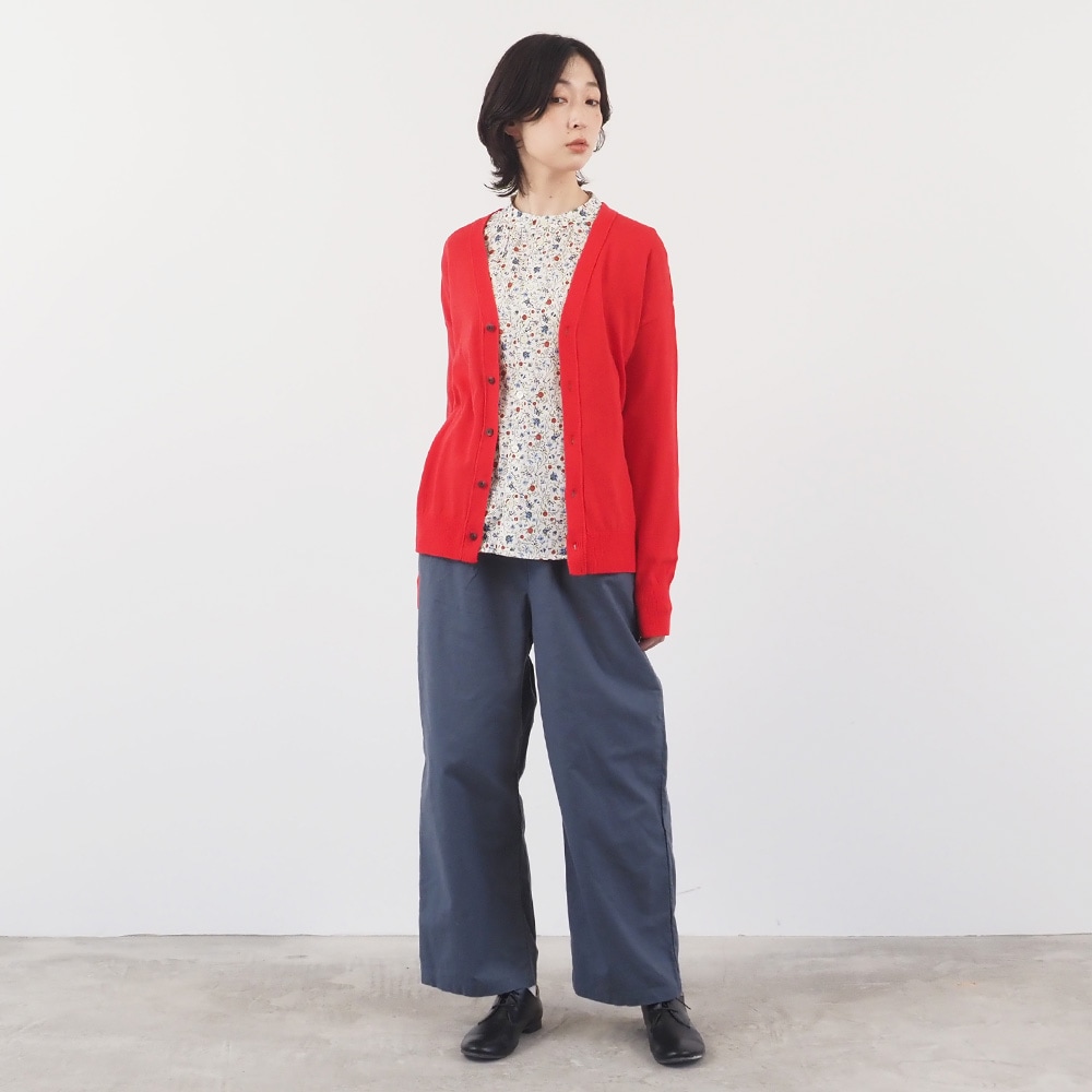 ムースヤーン　Vニットカーデ　カーディガンを着た女性の全身